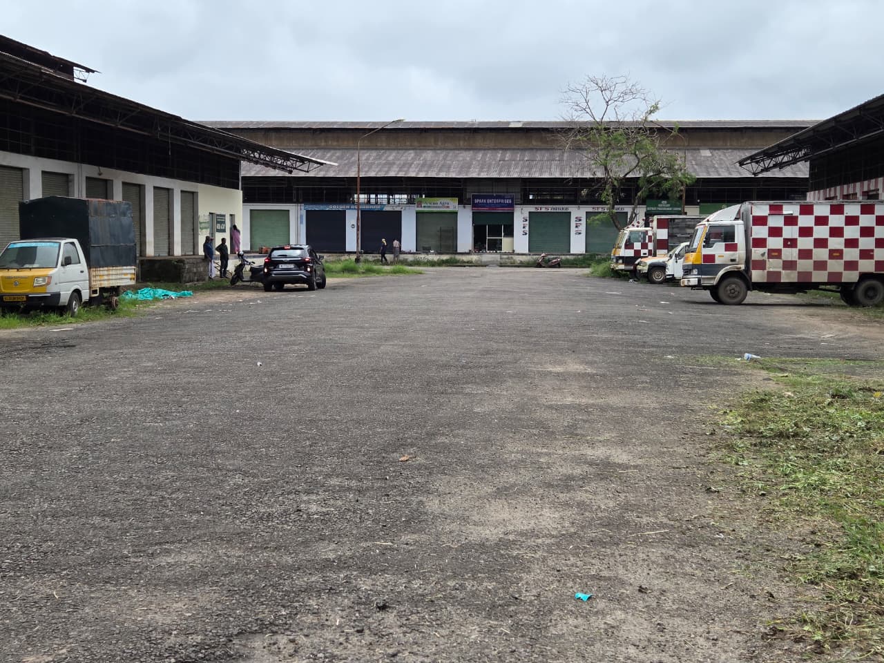 Market complex with 120 rooms